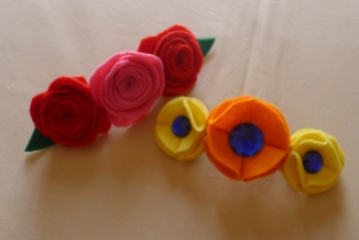 Hair clips decorated with felt flowers